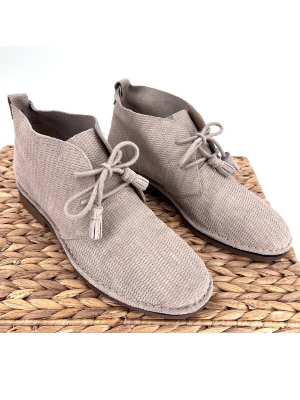 Hush Puppies Suede Chukka Boot Women's size 10 Lace-Up Comfort Shoes